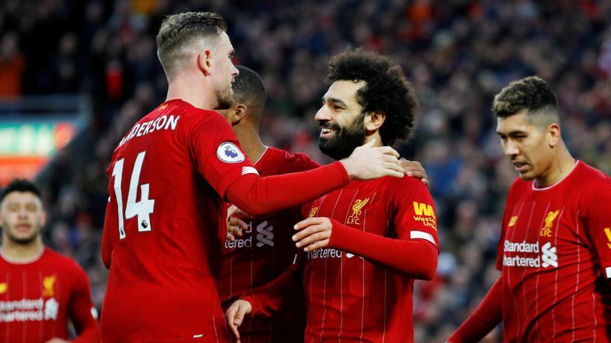 Jugadores del Liverpool celebran un gol.