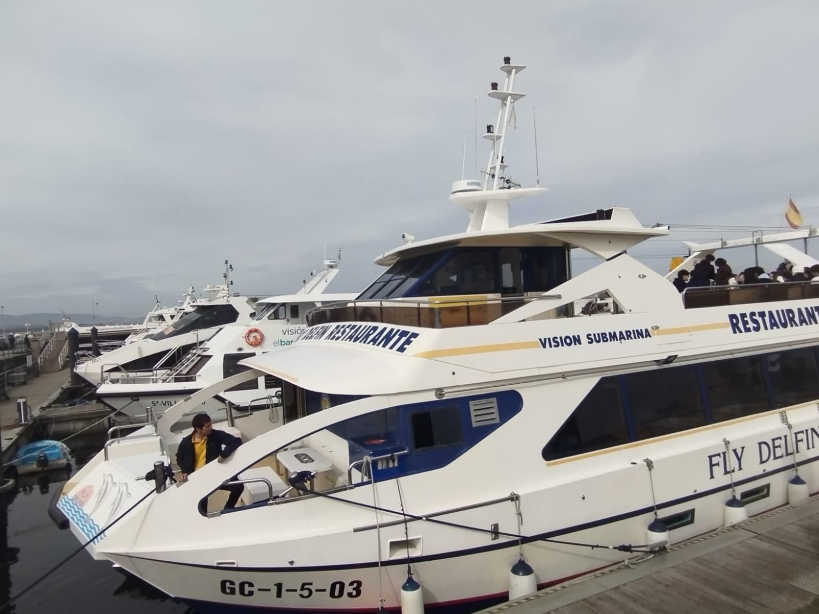 Alumnos franceses en el catamarán "Fly Delfín" realizando la Ruta de los Mejillones por la ría de Arousa.