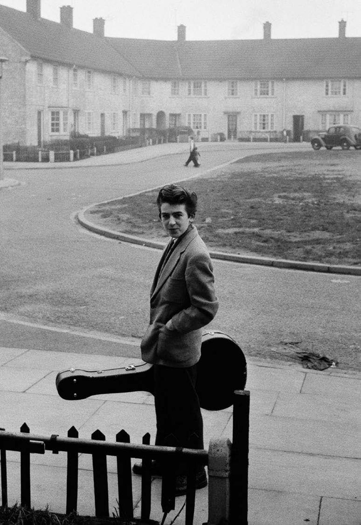 El joven George con una guitarra en Uptown Green, Liverpool