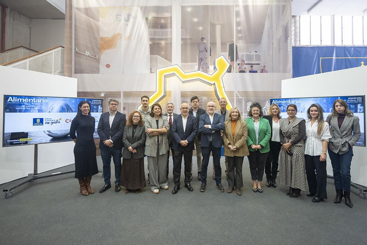 El presidente del Cabildo de Gran Canaria, Antonio Morales, y la consejera de Desarrollo Económico, Minerva Alonso, junto a representantes de 15 empresas isleñas.