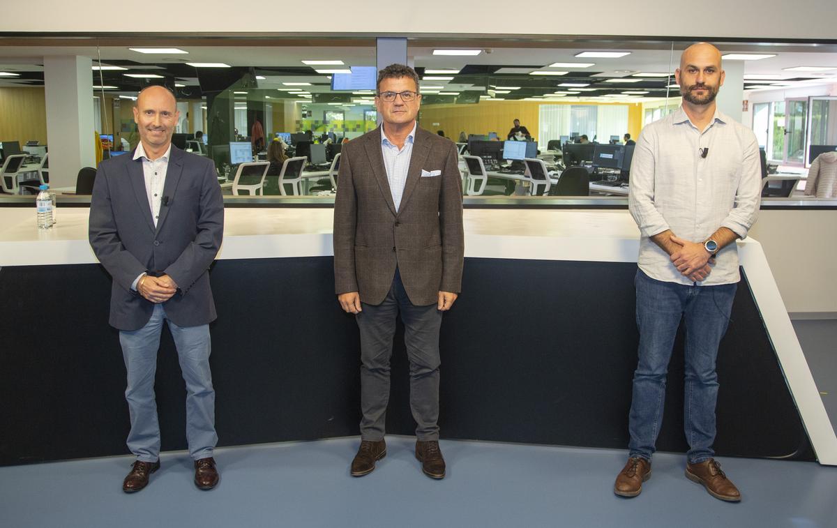 Un momento del encuentro con los doctores y Toni Cabot, director del Club INFORMACIÓN.
