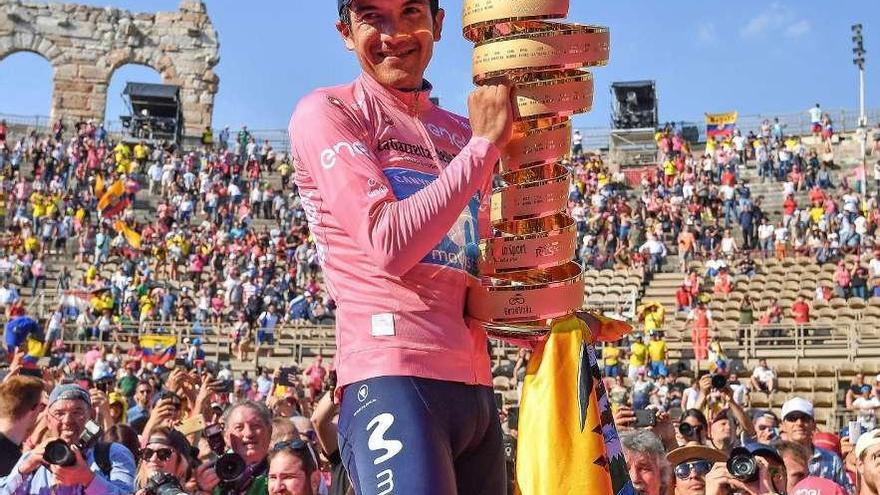 Richard Carapz, del Movistar, con el trofeo que le acredita ganador del Giro. // Alessandro Di Meo