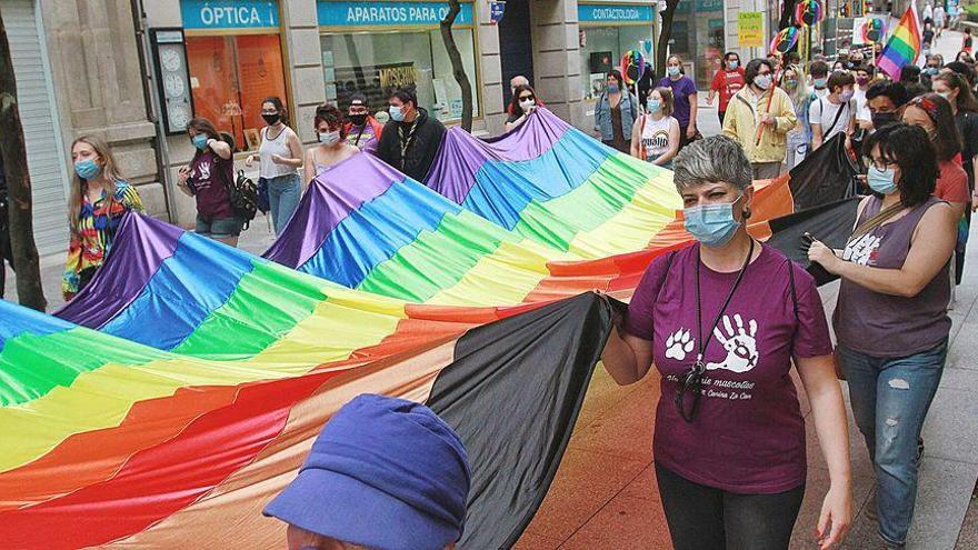 Los manifestantes exhibieron la bandera LGTBI antiracista por las calles del casco histórico.