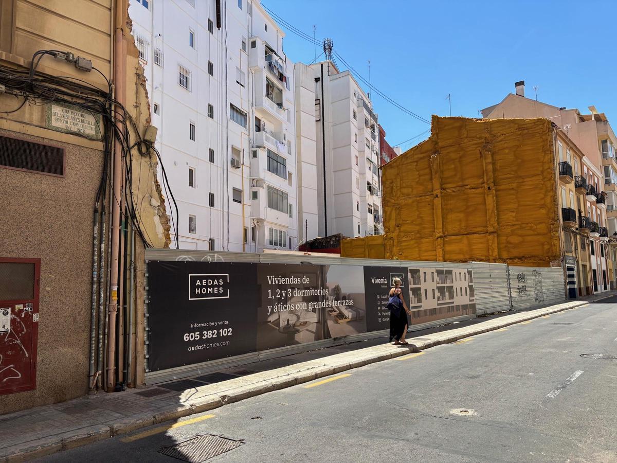 Solar de la calle Azcárraga donde va la nueva promoción de Aedas en València