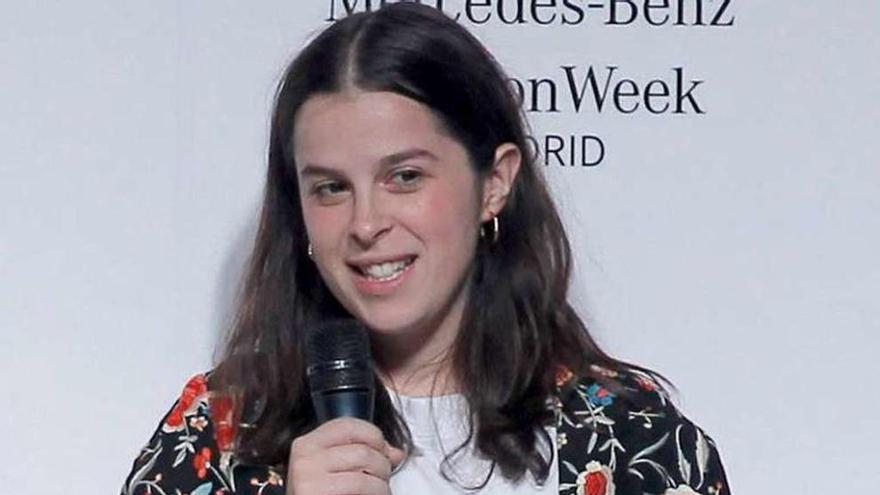 Elena Rial con el premio recibido en la pasarela madrileña. // FDV