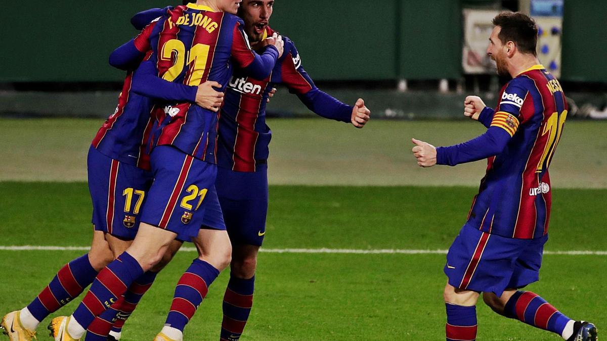 Messi celebra con De Jong, Mingueza y Trincao el tercer gol del Barcelona en el Benito Villamarín.  | // EFE