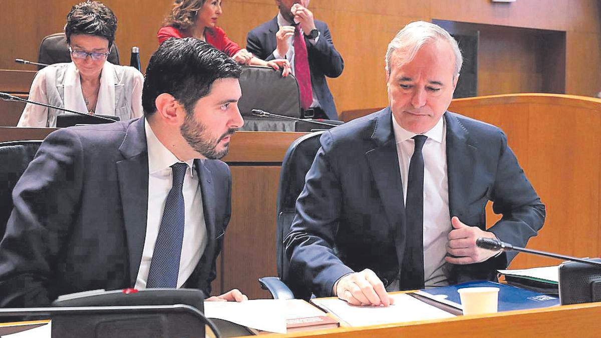 El vicepresidente primero Alejandro Nolasco y el presidente Jorge Azcón, este jueves en el pleno.