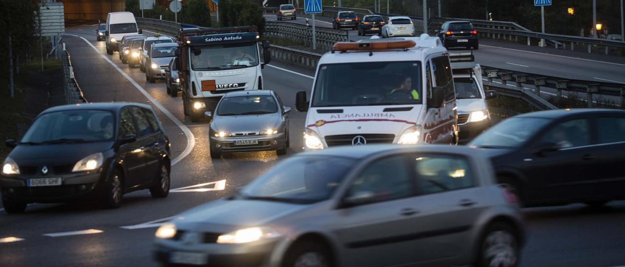 Los accesos a la glorieta Luis Oliver desde la autovía AS-II.