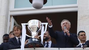 El Real Madrid recibe el trofeo de su trigésimo sexta Liga e inicia las celebraciones