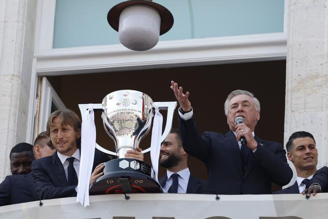 El Real Madrid recibe el trofeo de su trigésimo sexta Liga e inicia las celebraciones