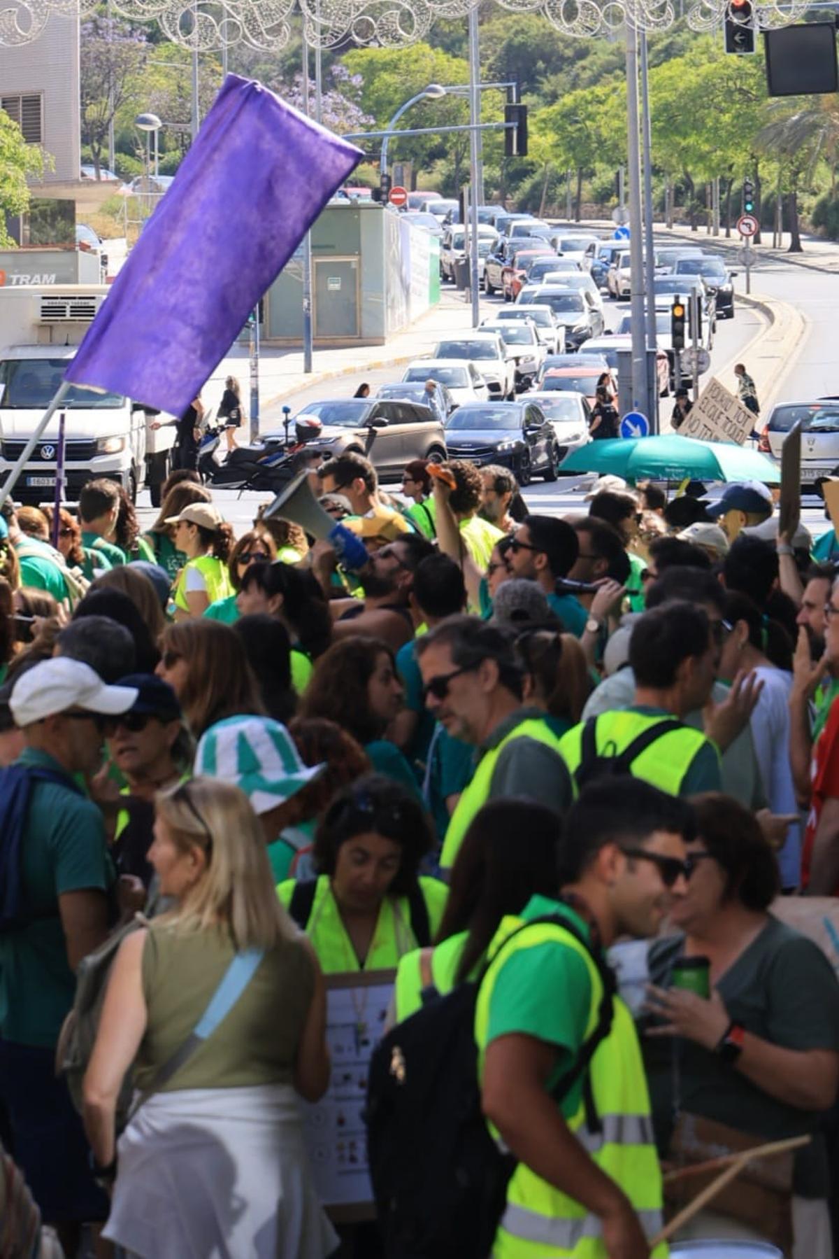 Colapso del tráfico en Alicante por la huelga de profesores