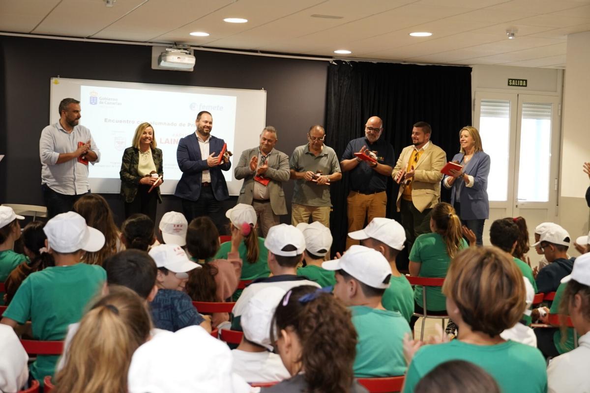 Ana Zurita, concejal de La Laguna y dirigentes empresariales con alumnado de Primaria