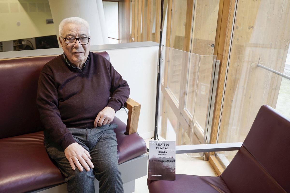 Jaume Grandia, amb el llibre sobre els crims del Bages