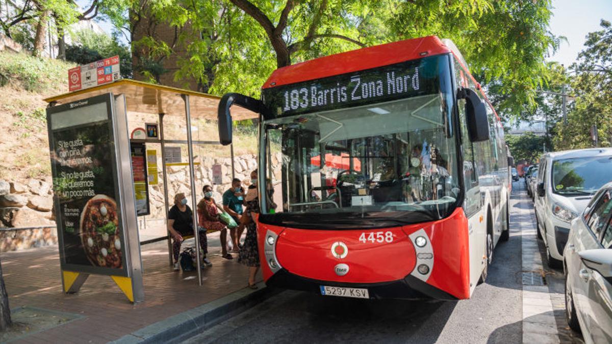 Un bus de la línea 183 de TMB Un bus de la línea 183 de TMB