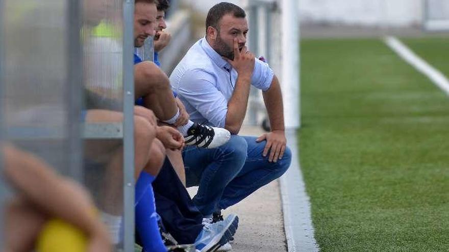 Borja Burgos, en el banquillo de O Carrasco. // G.Santos