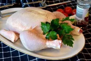 ¿Lavar o no lavar el pollo crudo?: resurge la polémica sobre qué hacer antes de cocinarlo