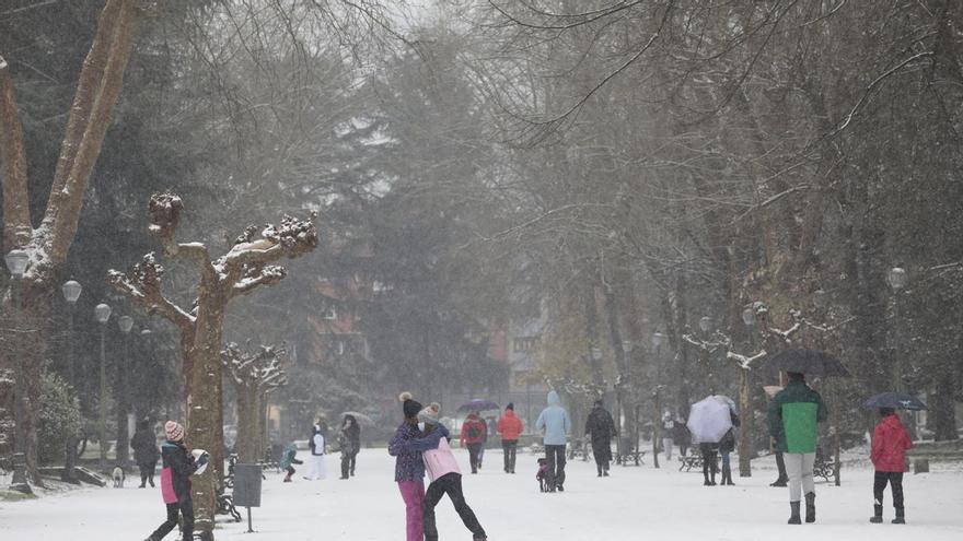 Asturias se pone los esquís: la cota de nieve bajará la semana que viene a los 600 metros