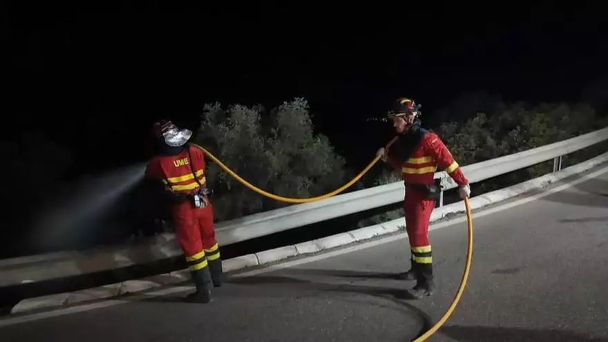 La UME refuerza durante la madrugada del domingo las labores de extinción en el incendio de Los Gallardos