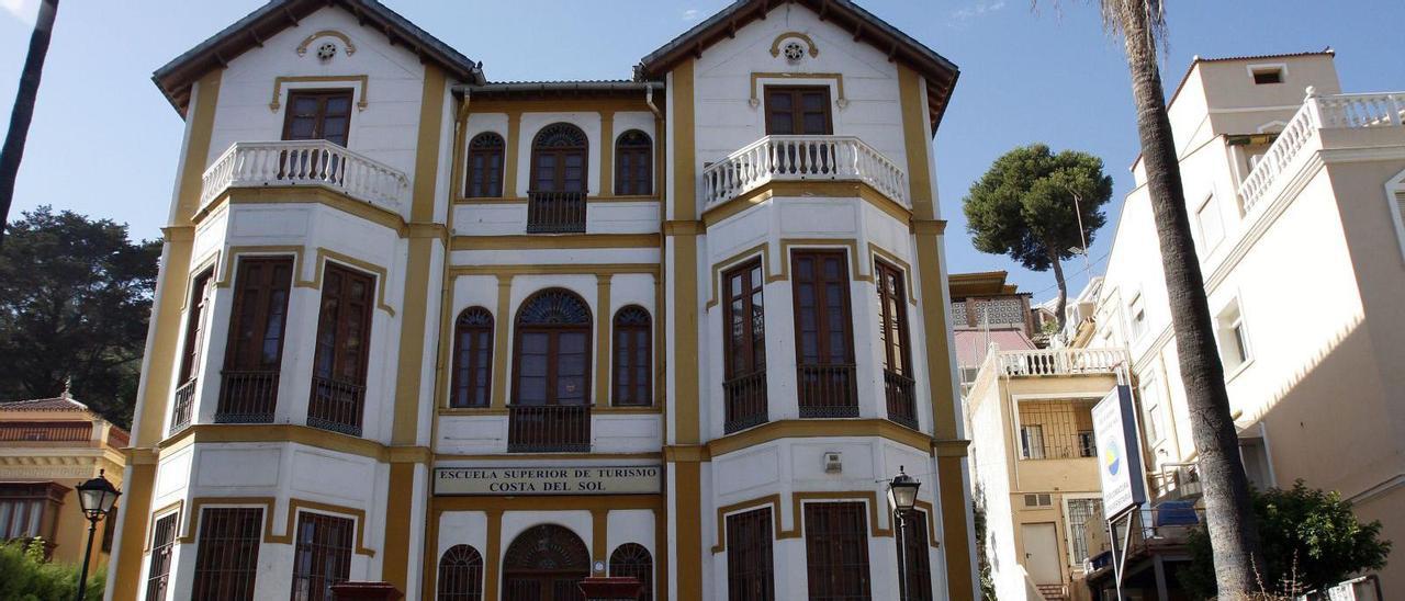 El Colegio de los Maristas estaba en La Caleta en un edificio que luego fue la sede de la Escuela de Turismo.