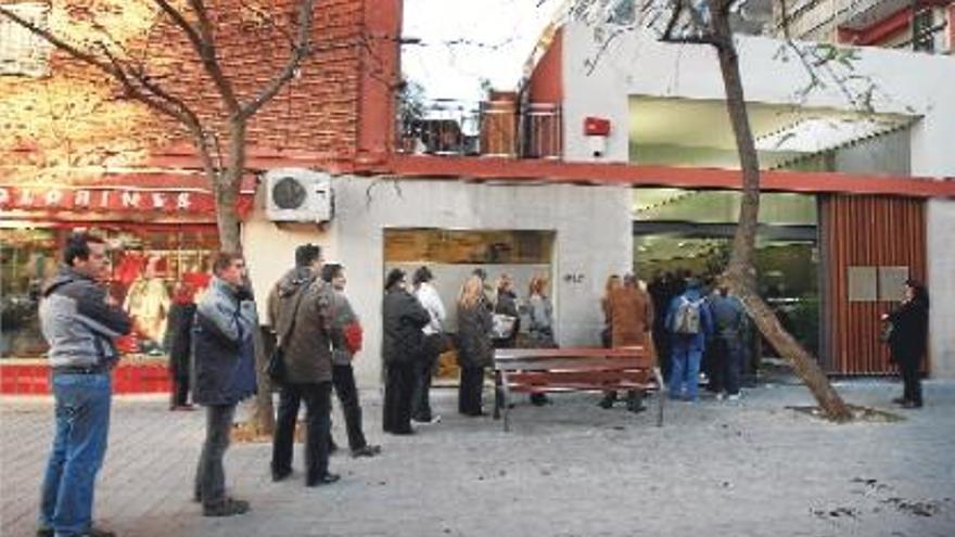 Cola de desempleados ante la oficina del Servef en la avenida del Cid de Valencia.