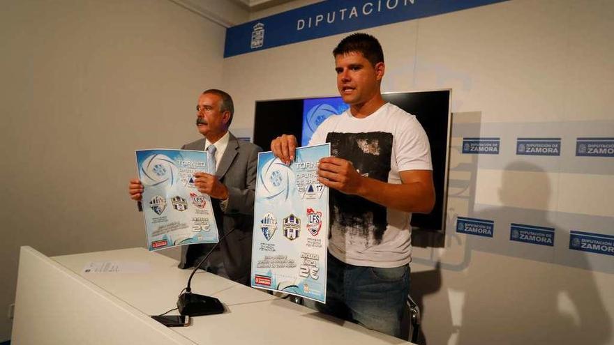 José Luis Bermúdez y Álvaro Arias posan con el cartel del triangular.