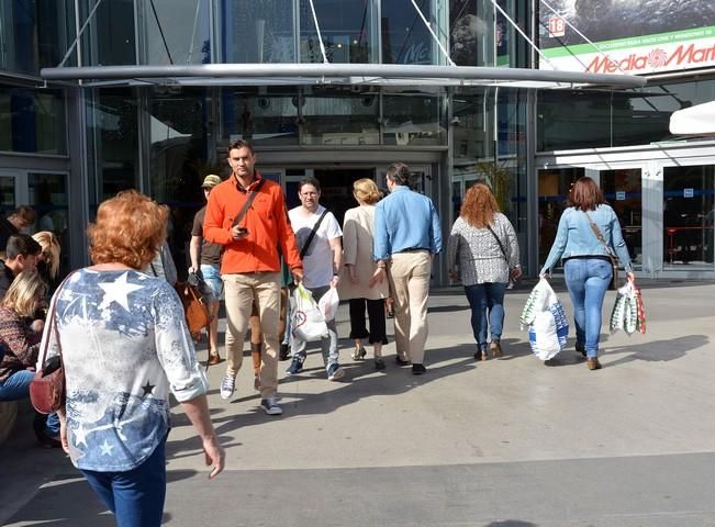 04/01/17 LAS PALMAS DE GRAN CANARIA. Ambiente de compras navideñas y de Reyes en la zona comercial de Siete Palmas. Fotografa: YAIZA SOCORRO.