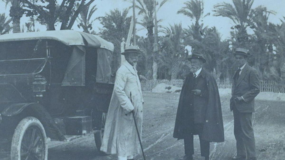 El pintor alicantino Heliodoro Guillén con Sorolla y Varela en Elche.