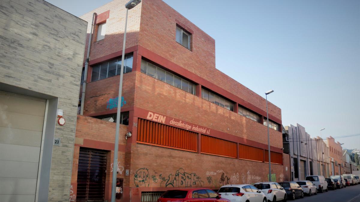 La nave ocupada del barrio de Canyadó de Badalona donde se celebran fiestas ilegales