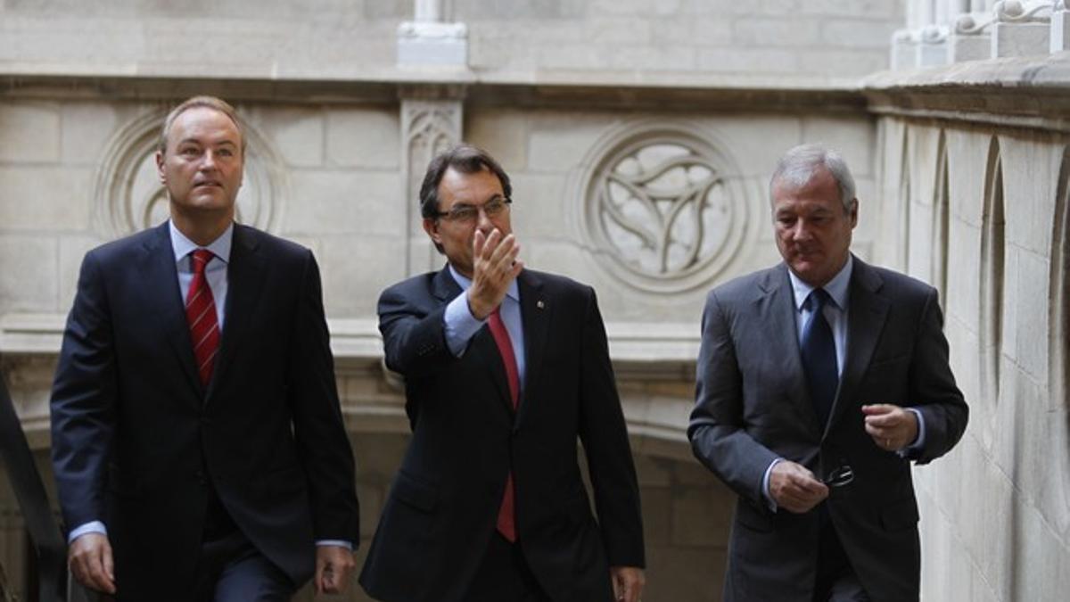 De izquierda a derecha los presidentes Fabra, Mas y Valcárcel, esta mañana en la Generalitat.