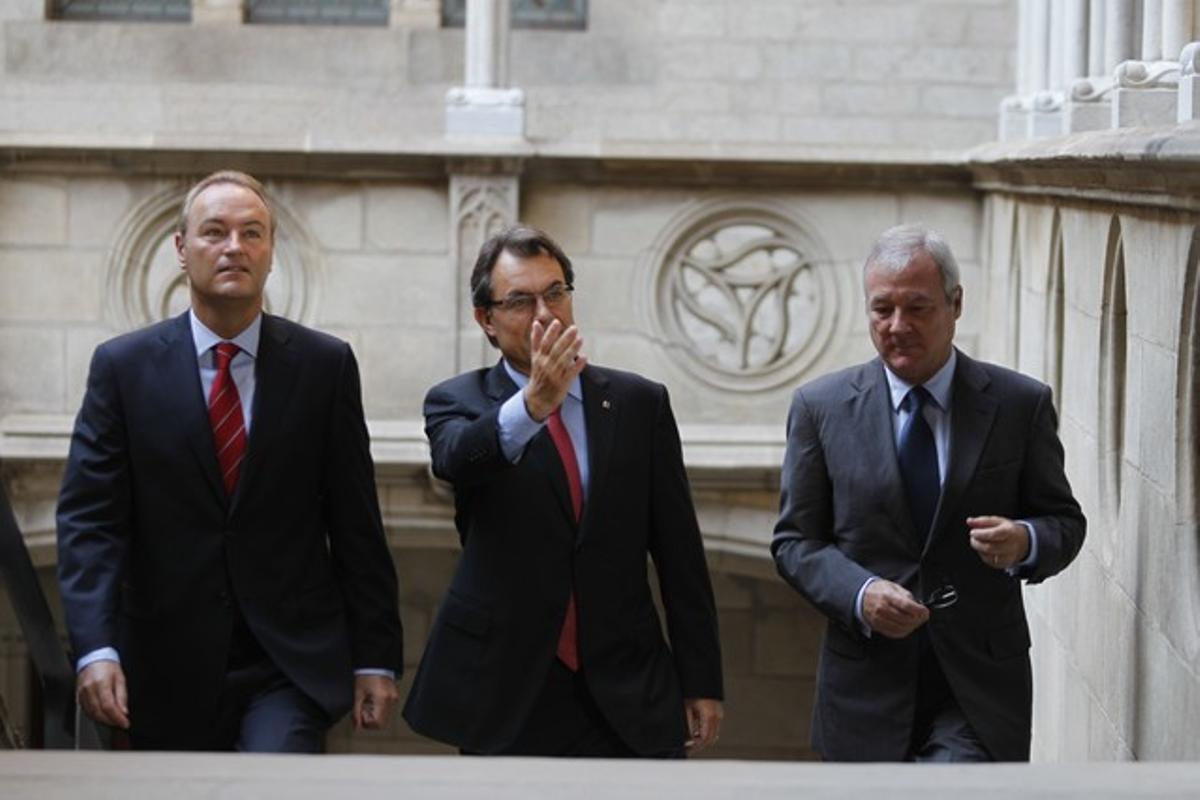 De izquierda a derecha los presidentes Fabra, Mas y Valcárcel, esta mañana en la Generalitat.