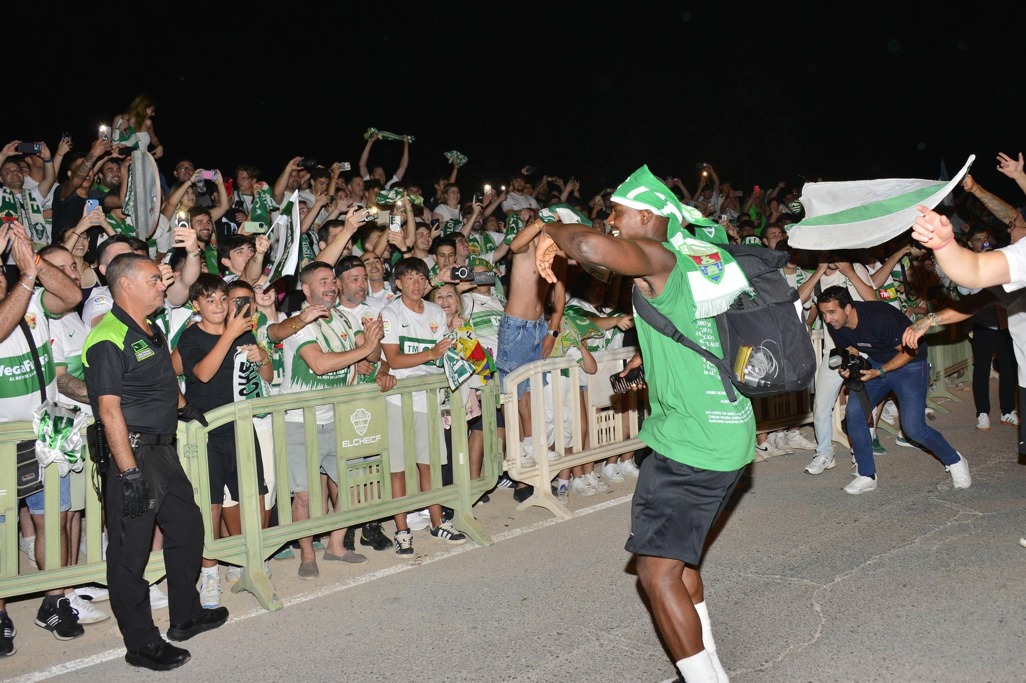 La afición del Elche recibe a los héroes del ascenso a su llegada al Martínez Valero