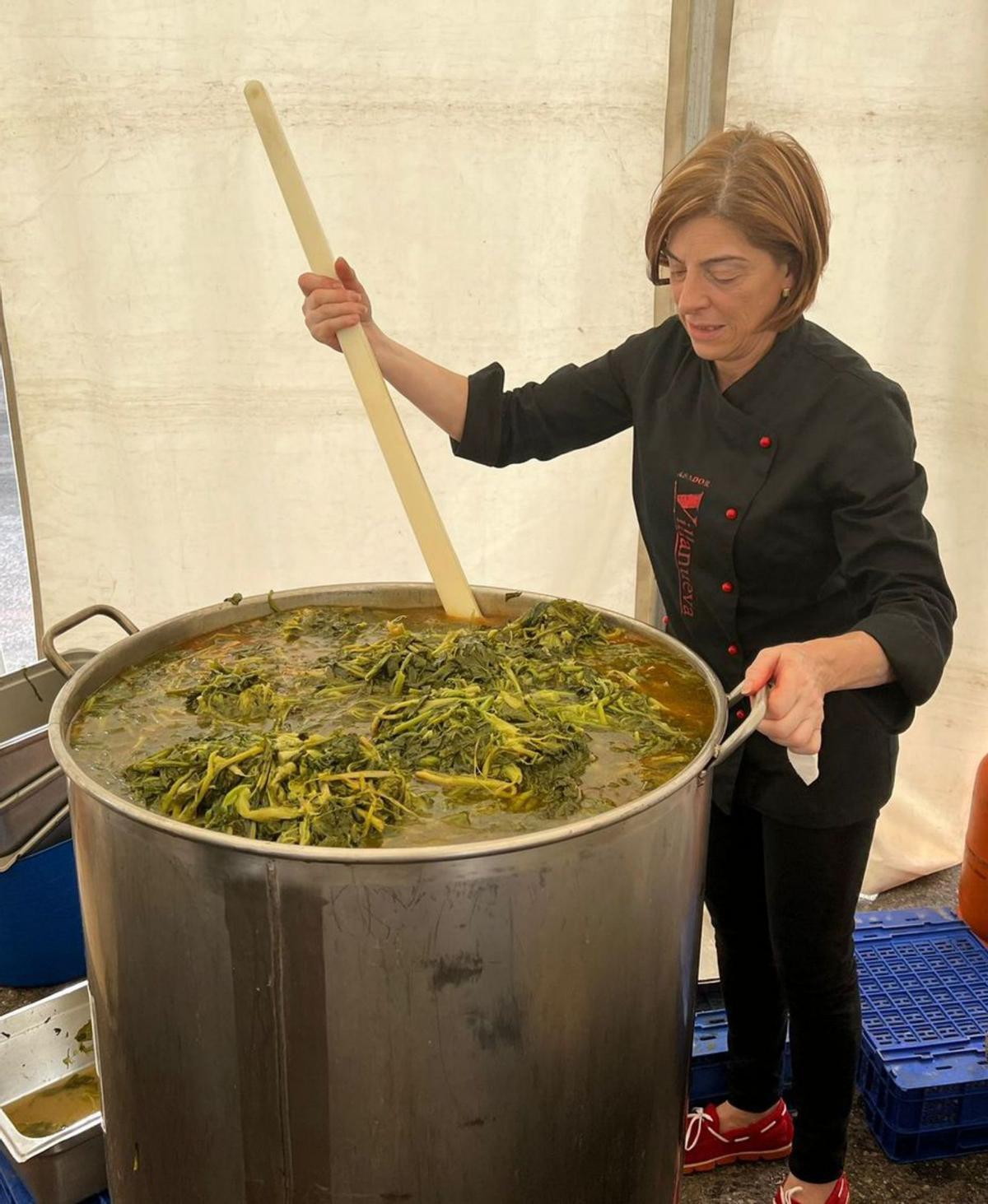 Una de las cocineras cociendo los quinientos kilos de grelos / f. once