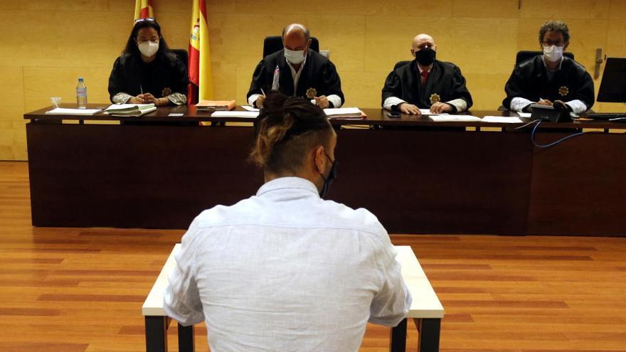 L&#039;acusat d&#039;abusar sexualment d&#039;una menor en una cala de Calonge, d&#039;esquenes, durant el judici