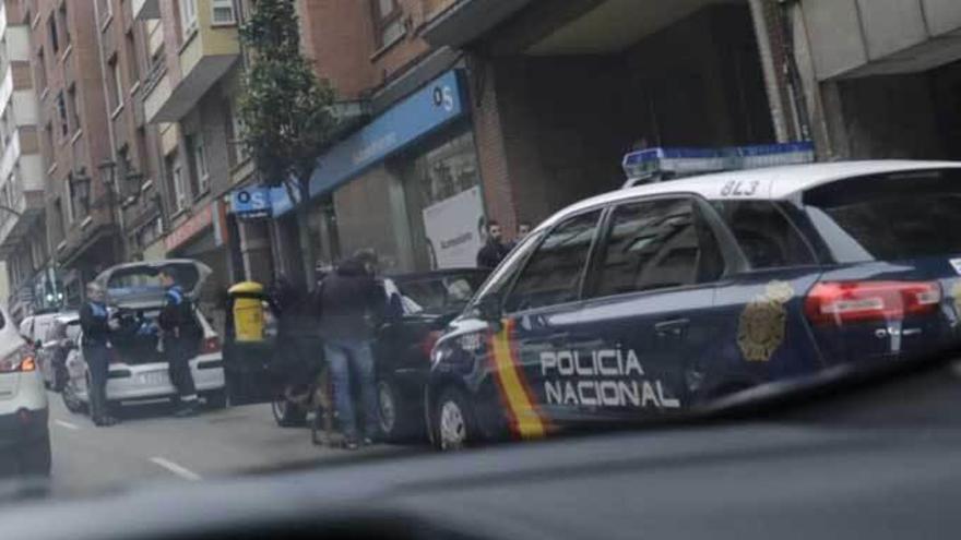 La Policía Nacional registra el coche inmovilizado.