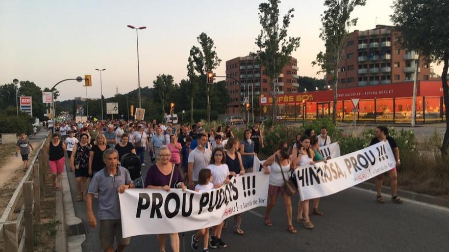 Centenars de persones protesten contra les pudors i els sorolls de la fàbrica Hinojosa a Sarrià