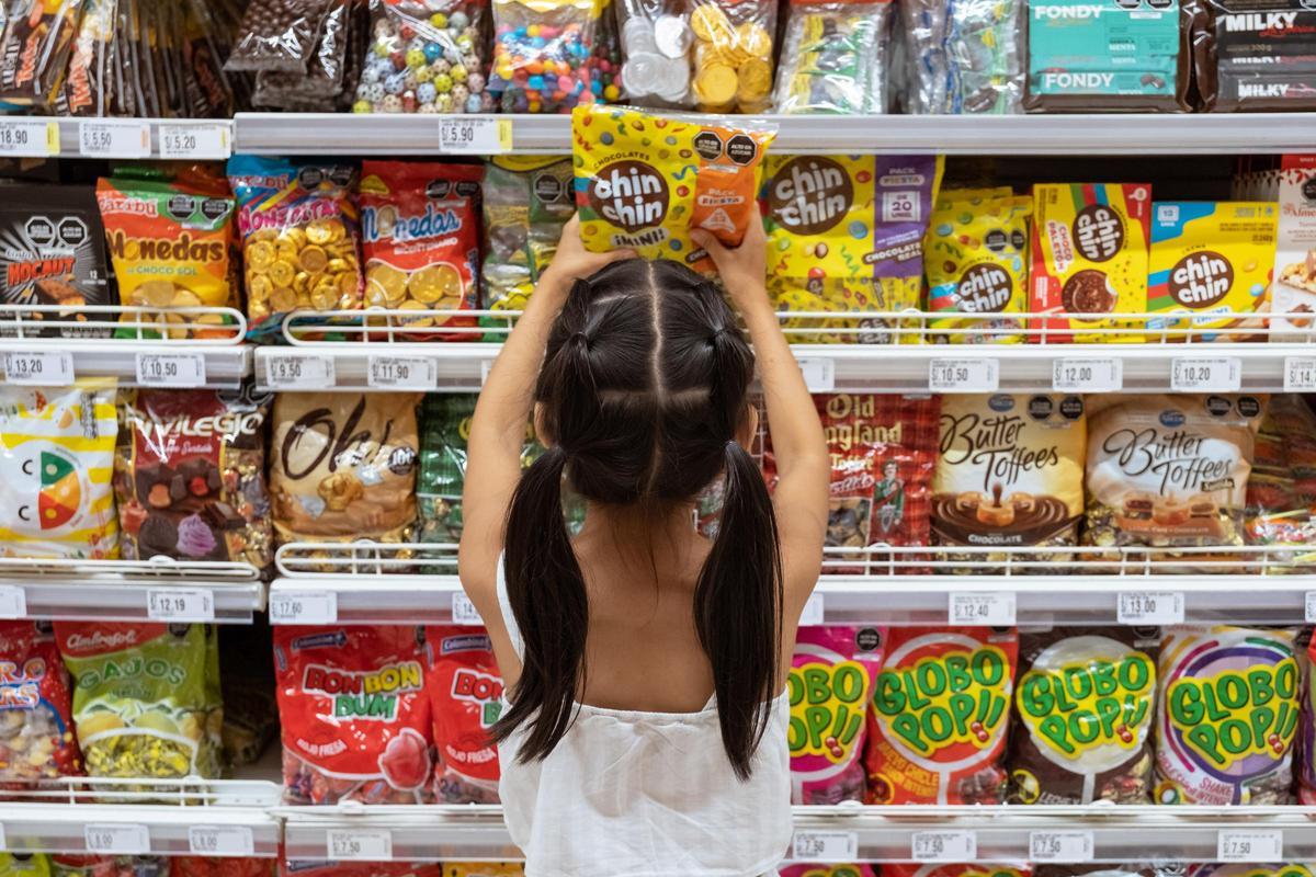 Una niña peruana en un supermercado.