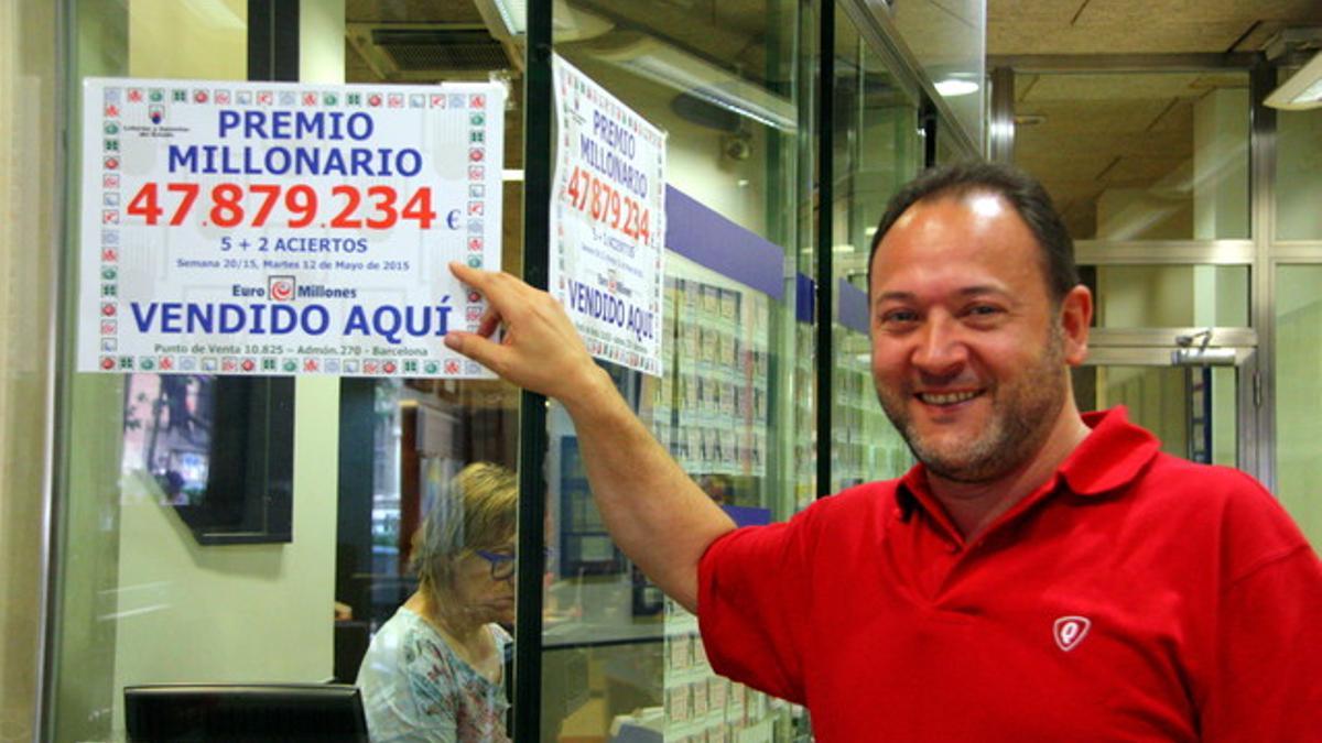 Eduard Losilla, propietario de la administración de lotería donde se ha vendido el premio del Euromillones dotado con 47,8 millones de euros.