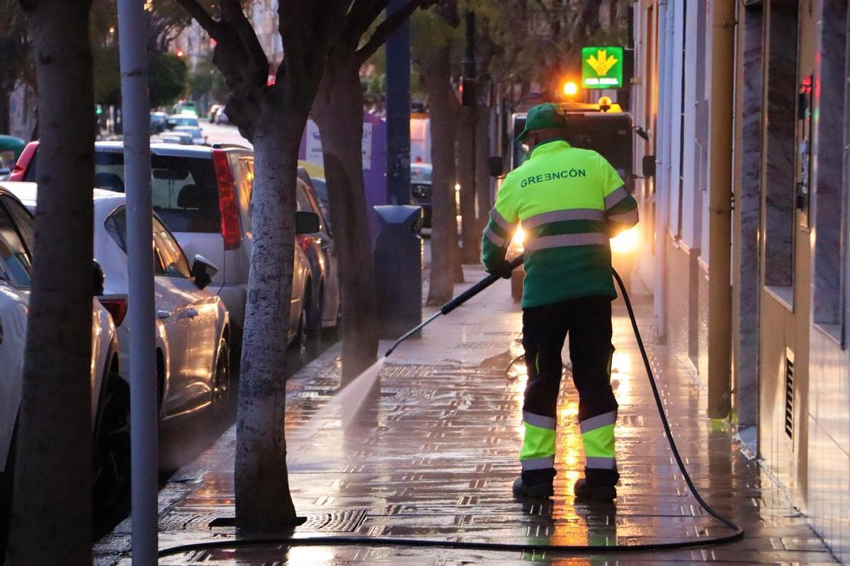 Un operario limpia las calles en Rincón de la Victoria.