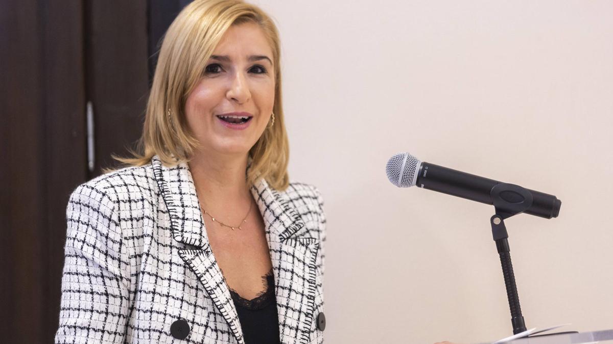 Salomé Pradas, en un momento de su intervención en el edificio del Reloj.