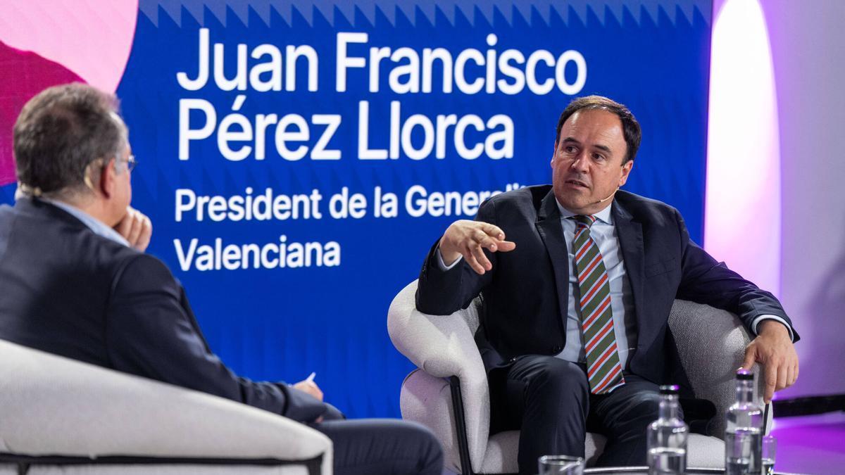 Afterwork en Casa Seat con Juanfran Pérez Llorca, presidente de la Comunitat Valenciana, y Albert Sáez, director de El Periódico, durante un encuentro sobre actualidad política y económica.