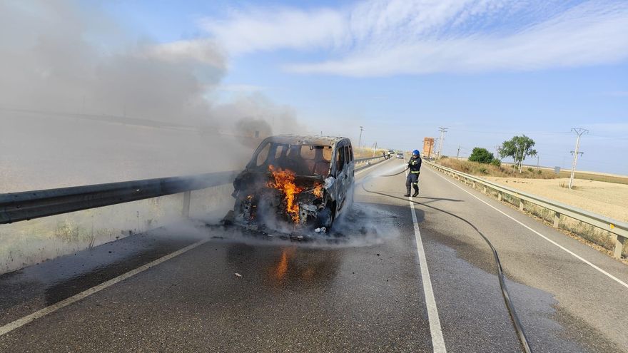 Un turismo se incendia en la carretera, cerca del cruce de Pinilla de Toro y Villalonso