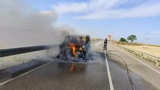 Un turismo se incendia en la carretera, cerca del cruce de Pinilla de Toro y Villalonso