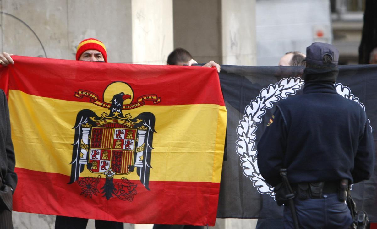 Una persona muestra una bandera franquista ante la sede la Audiencia Nacional en Madrid, en febrero de 2008.