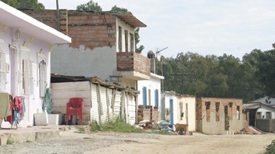 Cortijo de Maza. Los vecinos protestan por la presencia desde hace años de chabolas e infraviviendas.