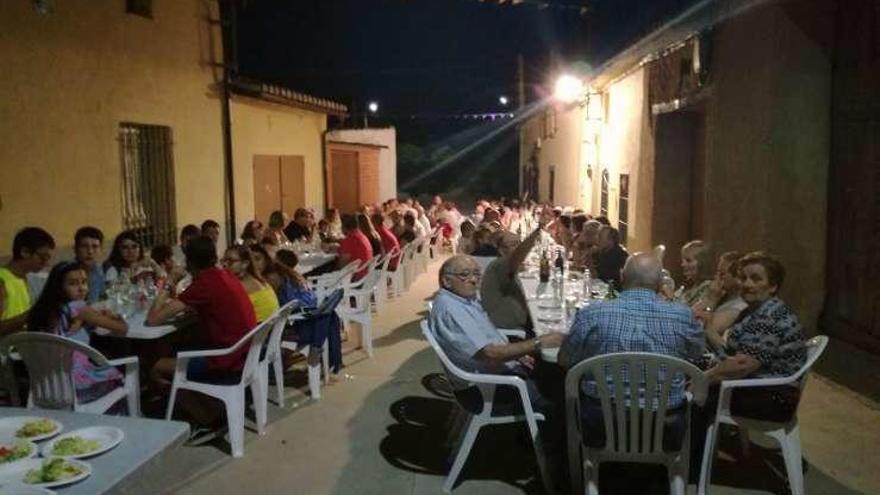 Vecinos de Villavendimio participan en el bingo local.