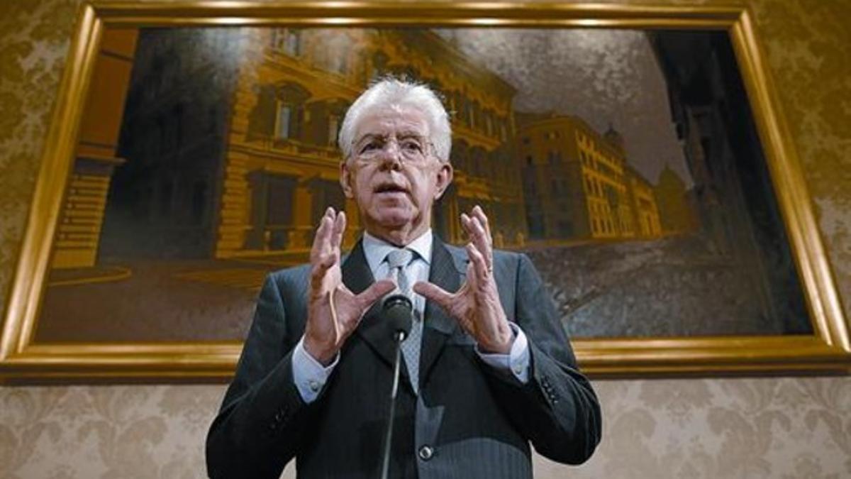 El primer ministro dimisionario Mario Monti, durante una rueda de prensa en Roma, ayer.