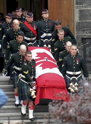 Los soldados llevan el ataúd después del servicio fúnebre por el cabo Nathan Cirillo en Hamilton, California.