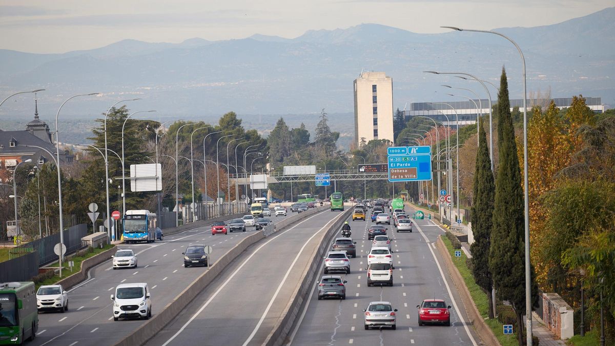 Archivo - Varios vehículos a su paso por la A-6, a 5 de diciembre de 2024, en Madrid (España). La Dirección General de Tráfico (DGT) prevé 6,6 millones de desplazamientos durante el puente de la Constitución-Inmaculada, cuyo dispositivo especial de regula