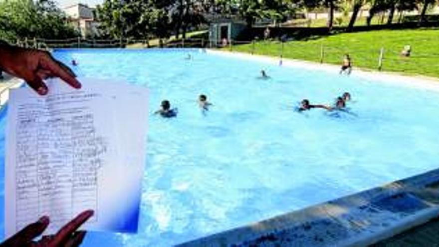 Usuarios recogen firmas para que Aldea Moret no cierre su piscina el 15 de agosto