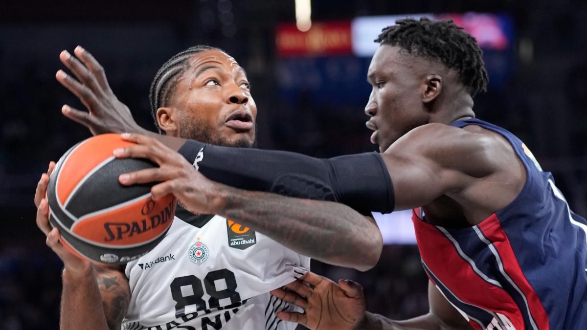 Khalifa Diop tries to stop Tyrique Jones